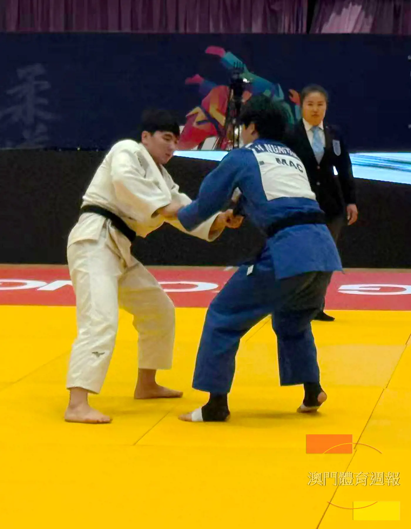 男子青年級-81kg 藍方董余毅與白方哈薩克選手.jpg